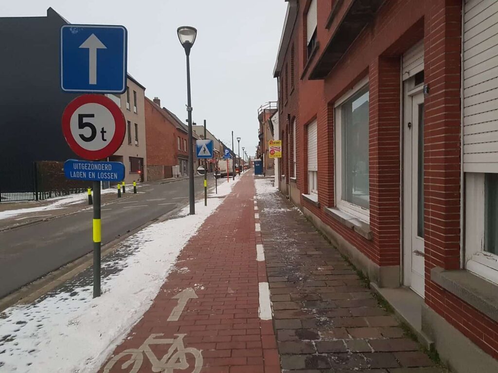 Sneeuwvrij maken van trottoirs in België moet volgens de wet