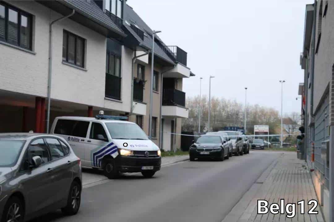 Man vermoordt partner en kind en geeft zichzelf aan bij de politie